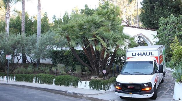 Robert Pattinson Transfer Home from LA Without Kristen Stewart
