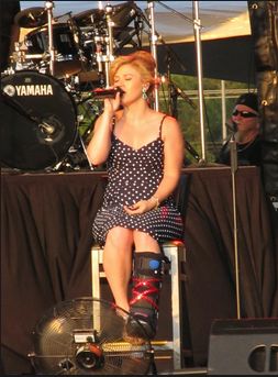 Kelly Clarkson Posted Photo in Twitter Page Sitting on a Wheelchair